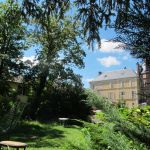 Le Picardeau. Vue de la propri&eacute;t&eacute; et d'une partie de son jardin.