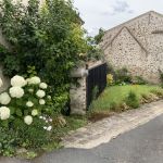 Entr&eacute;e des gites, parking int&eacute;rieur r&eacute;serv&eacute; aux gites et chambres d?h&ocirc;tes 