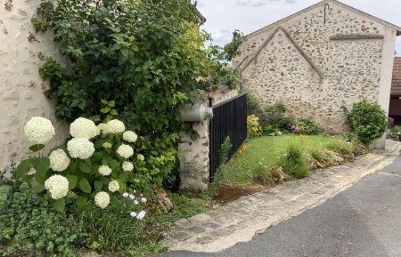 G&icirc;te n&deg;441 Vendrest - Seine-et-Marne - Entr&eacute;e des gites, parking int&eacute;rieur r&eacute;serv&eacute; aux gites et chambres d?h&ocirc;tes 